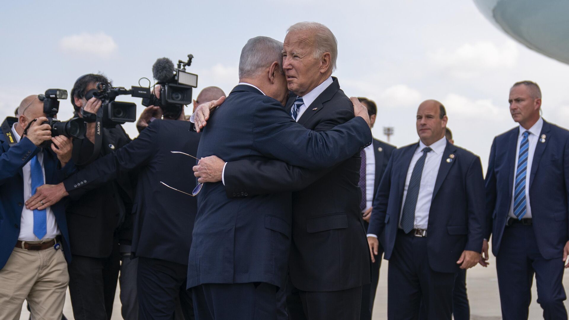President Joe Biden is greeted by Israeli Prime Minister Benjamin Netanyahu after arriving at Ben Gurion International Airport, Wednesday, Oct. 18, 2023, in Tel Aviv. - Sputnik Africa, 1920, 13.11.2023
