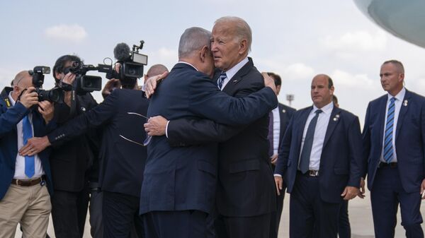 President Joe Biden is greeted by Israeli Prime Minister Benjamin Netanyahu after arriving at Ben Gurion International Airport, Wednesday, Oct. 18, 2023, in Tel Aviv. - Sputnik Africa