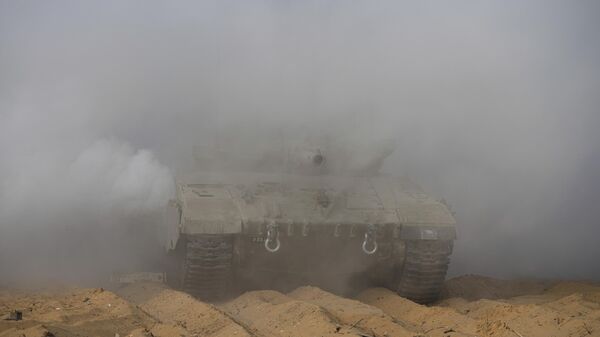 Israeli tanks manoeuvre near the Israeli-Gaza border - Sputnik Africa