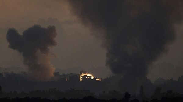 Smoke from shelling rises above the Gaza Strip, as seen from southern Israel. - Sputnik Africa