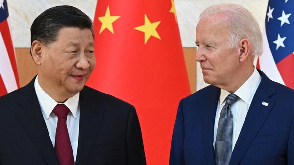 US President Joe Biden (R) and China's President Xi Jinping (L). - Sputnik Africa