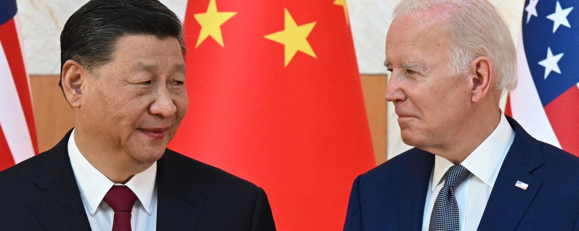 US President Joe Biden (R) and China's President Xi Jinping (L). - Sputnik Africa, 1920, 18.11.2023