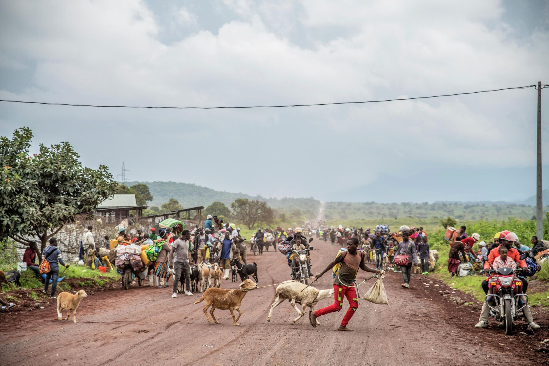 People walk on the road near Kibumba, north of Goma, Democratic Republic of Congo, as they flee fighting between Congolese forces and M23 rebels in North Kivu, Tuesday May 24, 2022. - Sputnik Africa, 1920, 02.11.2022