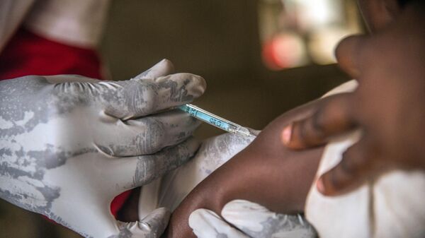 A toddler undergoes a measles vaccination at a centre in Temba, near Seke Banza, western DR Congo on March 3, 2020. - Sputnik Afrique
