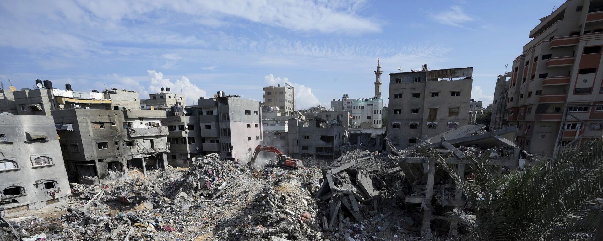 Palestinians search for the bodies of the al Meghari family killed in the Israeli bombardment of the Gaza Strip in Bureij refugee camp, Gaza Strip, Tuesday, Nov. 14, 2023.  - Sputnik Africa, 1920, 17.11.2023