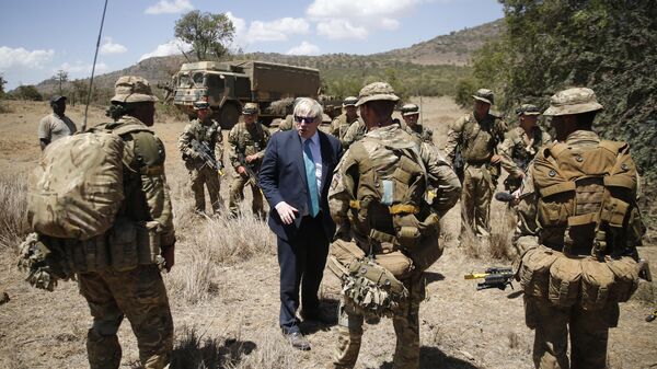 L'ancien Premier ministre britannique des  Boris Johnson avec l'unité BATUK - Sputnik Afrique