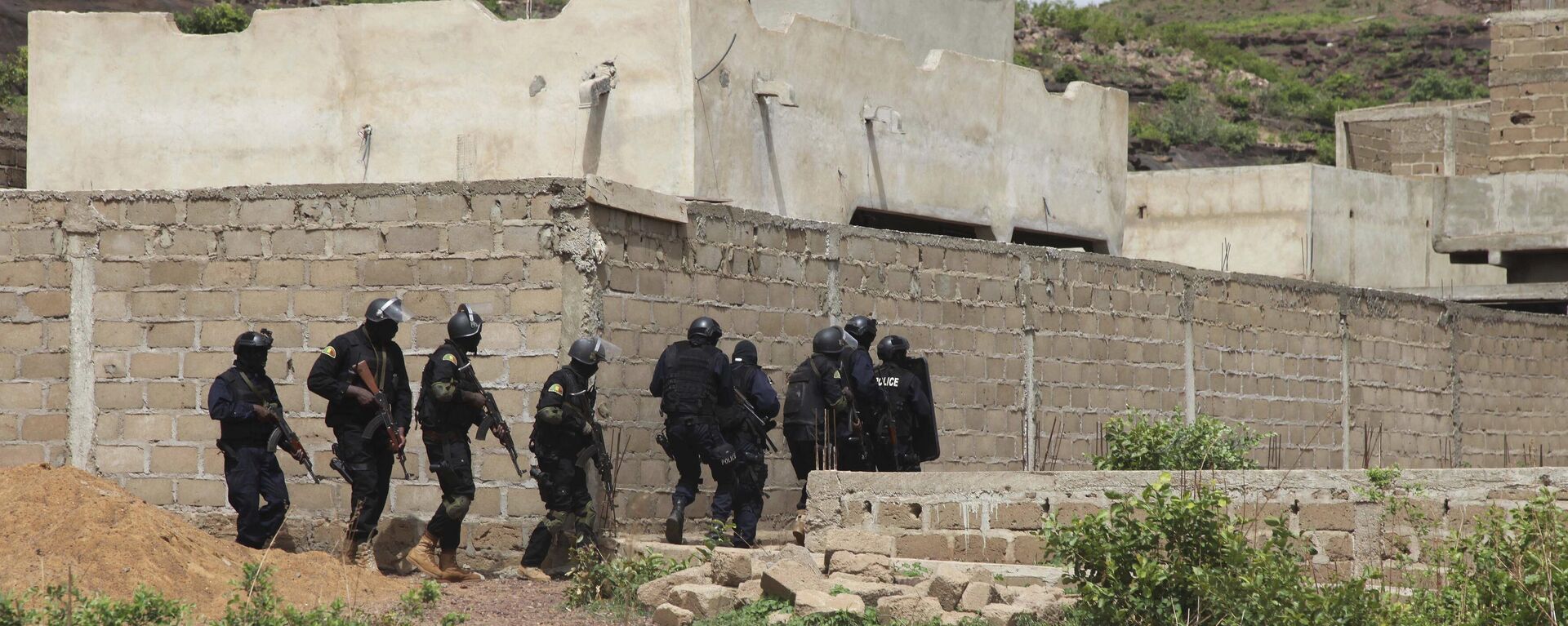 Malian Police officers take position outside Campement Kangaba, a tourist resort near Bamako, Mali, Monday, June. 19, 2017. Authorities in Mali say the death toll has risen following a terror attack on a luxury resort area popular with foreigners in Mali's capital. - Sputnik Africa, 1920, 21.09.2024