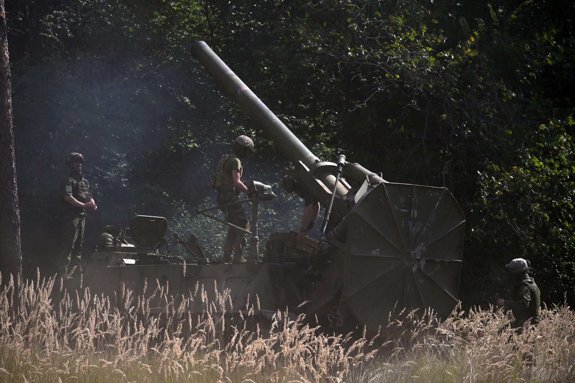 Сrew members of Russia's Tulpan self-propelled mortar system are seen in the special military operation zone. File photo - Sputnik Africa, 1920, 19.11.2023