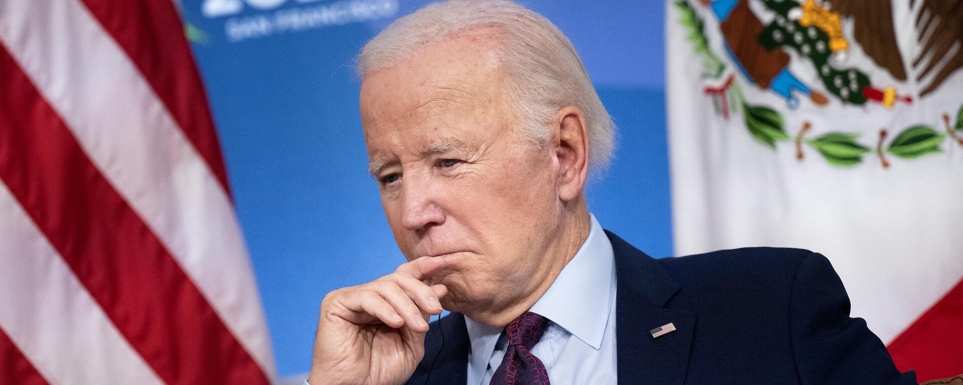 US President Joe Biden waits for a meeting with Mexican President Andres Manuel Lopez Obrador on the last day of the Asia-Pacific Economic Cooperation (APEC) Leaders' Week in San Francisco, California, on November 17, 2023. - Sputnik Africa, 1920, 21.03.2024