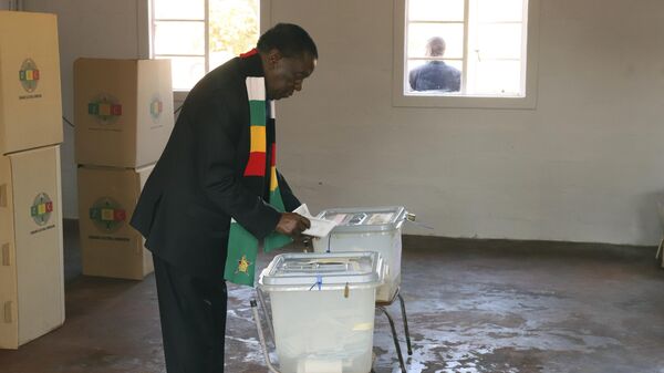 Zimbabwean President Emmerson Mnangagwa casts his vote at a polling station in Kwekwe, Zimbabwe, Wednesday, Aug. 23, 2023. - Sputnik Africa