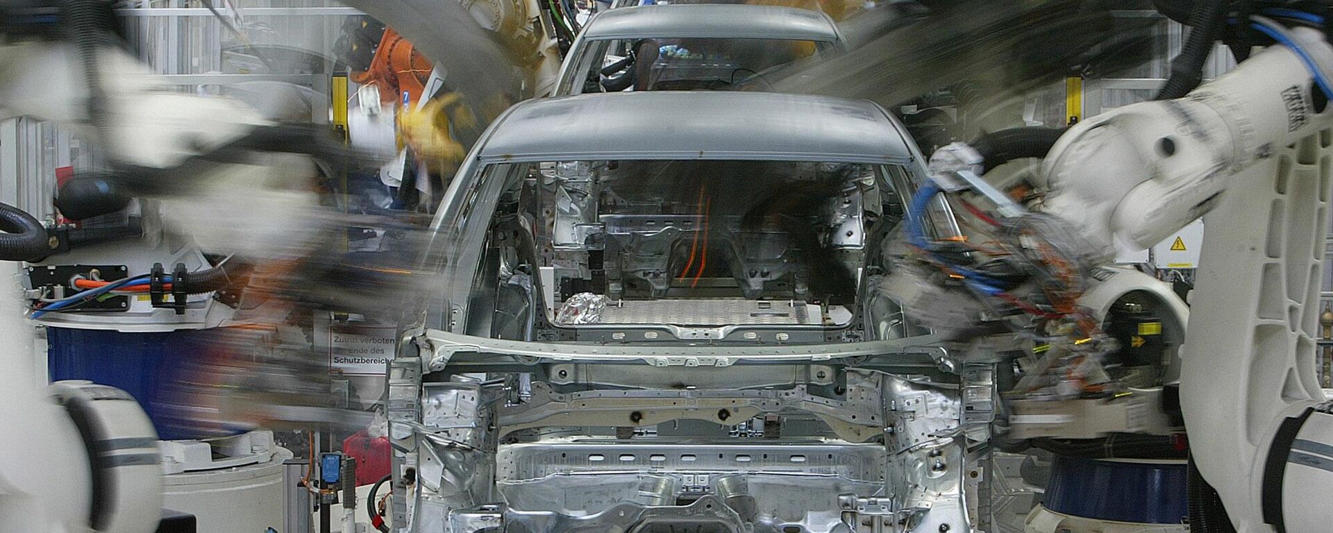 Welding-robots at a Golf V (fifth generation Golf ) carbody in a production-line at the plant of German carmaker Volkswagen in Wolfsburg, northern Germany, pictured on Tuesday, Feb.24, 2004.  - Sputnik Africa, 1920, 20.11.2023