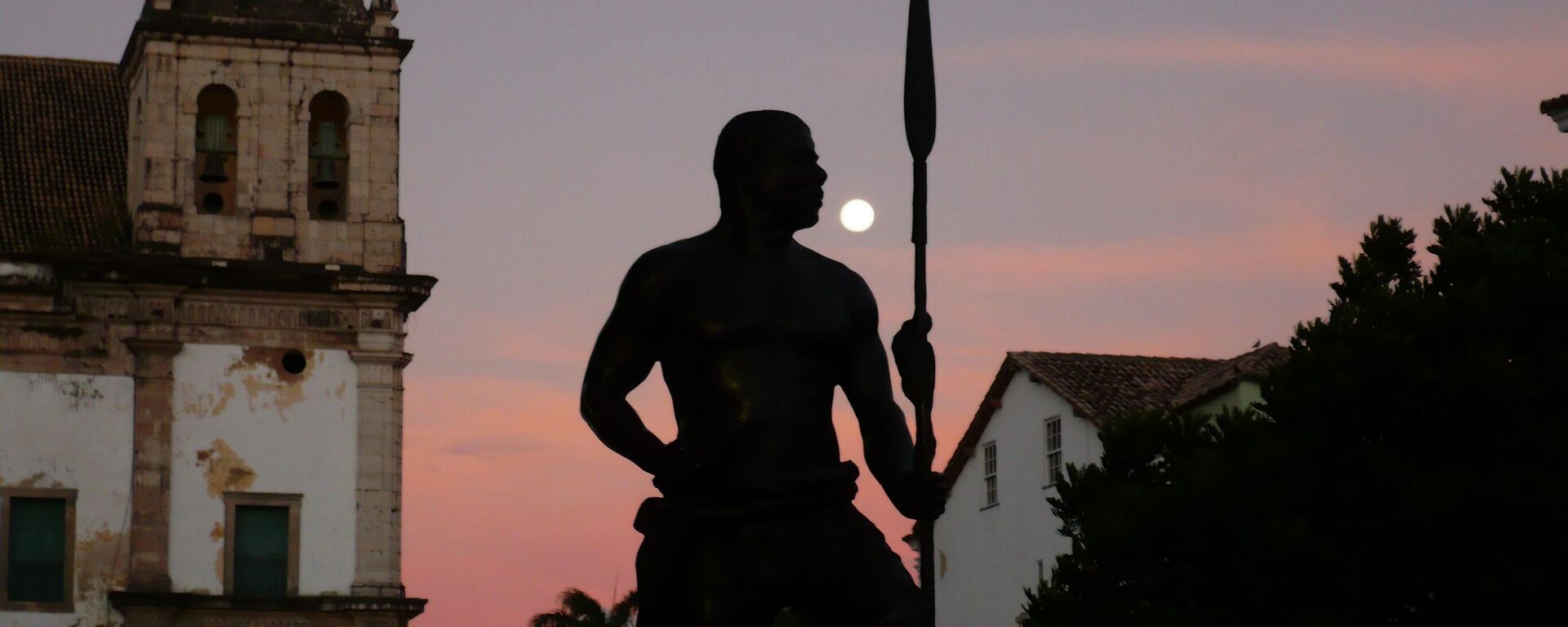 Bronze sculpture of Zumbi dos Palmares, hero of the black resistance against slavery, installed in Praca de Se, Salvador de Bahia - Sputnik Africa, 1920, 20.11.2023