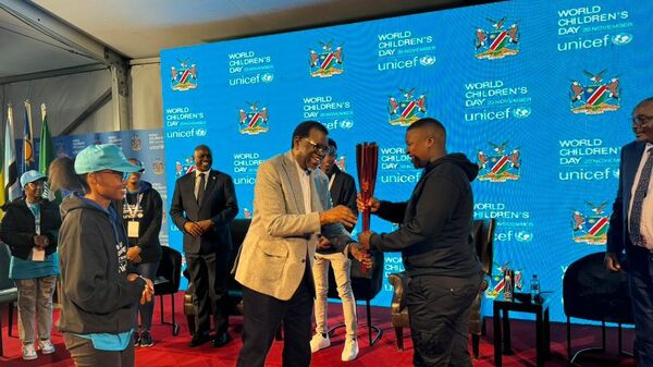 Symbolic moment as Namibian President passes the torch for World Children's Day to VP Kembo Mohadi & Child President is set to host the regional celebration next year - Sputnik Africa