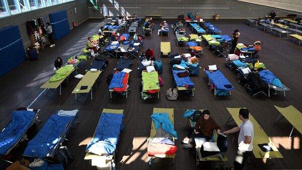 Ukrainian refugees are accommodated in a sports hall equipped with camp beds in the small Bavarian village of Eichenau near Munich, southern Germany, on March 24, 2022. - Sputnik Africa
