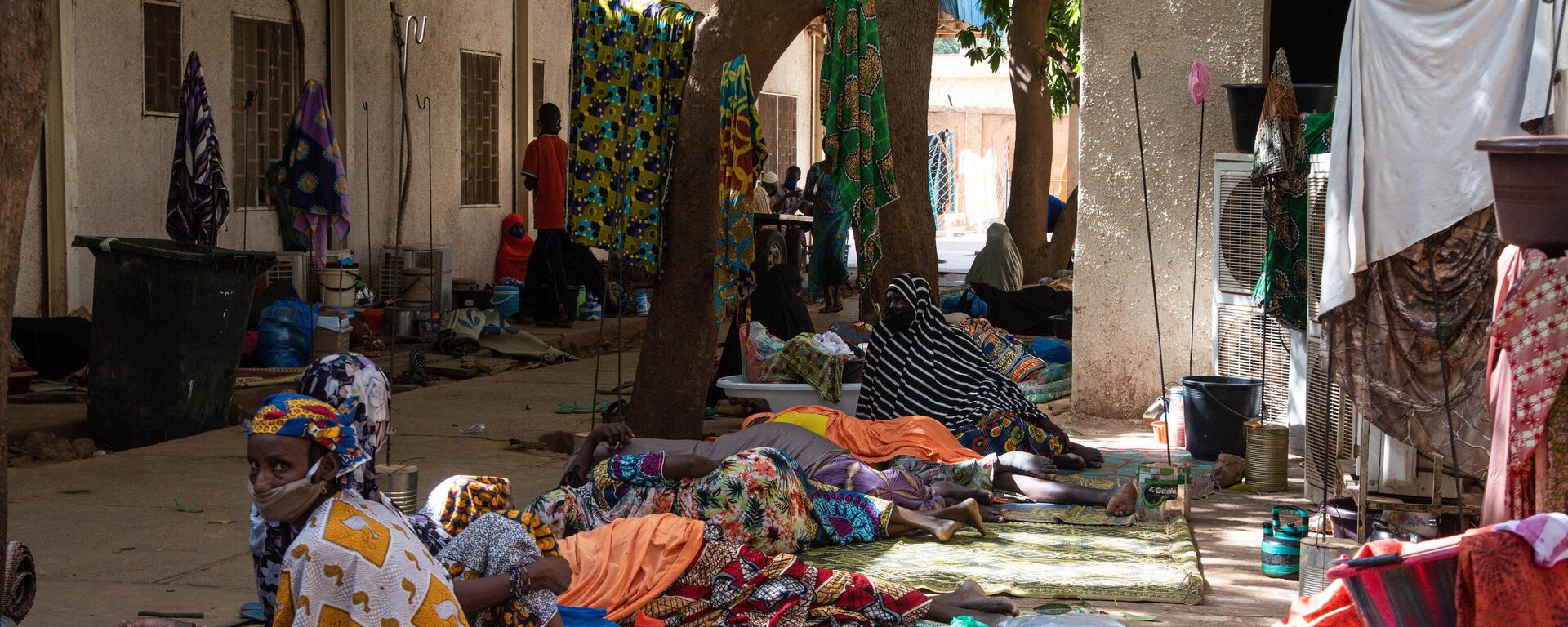 Dozens of women wait on mats outside the Ossaka Gazoby central maternity hospital in Niamey on May 8, 2020. - Sputnik Africa, 1920, 20.11.2023