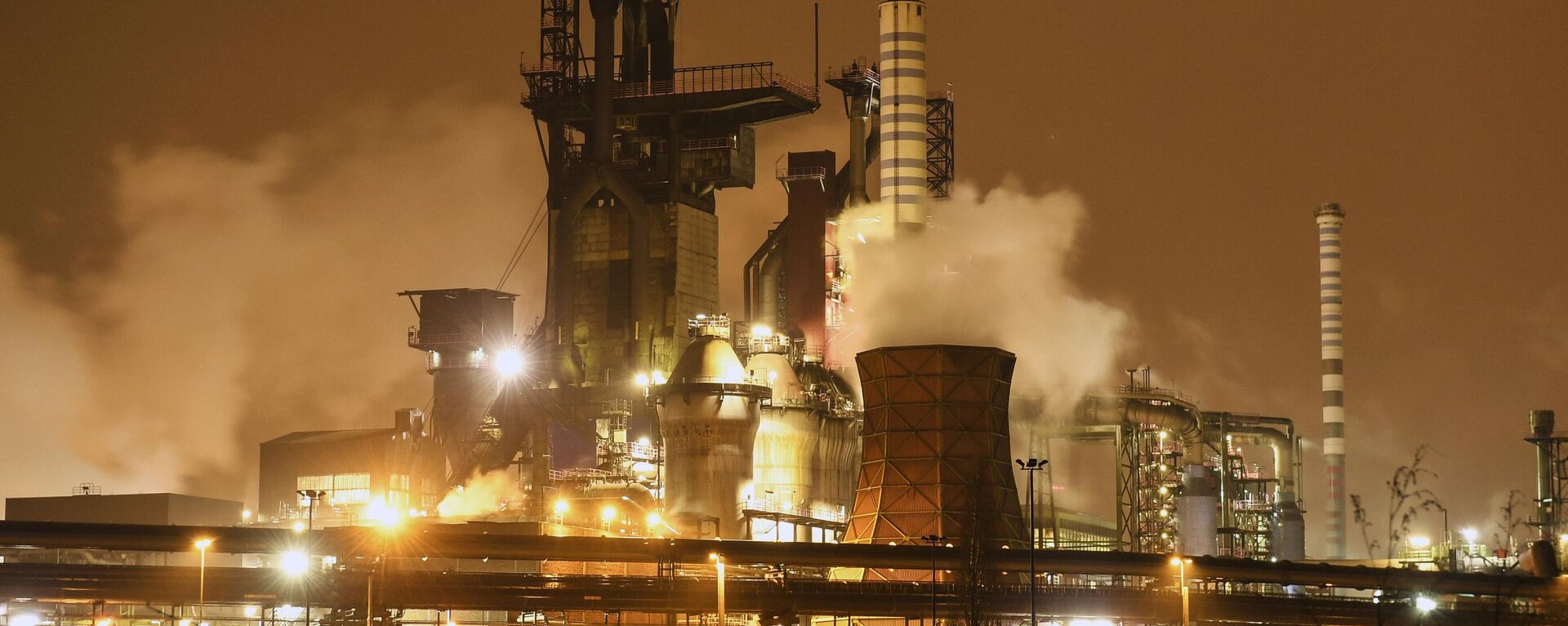 A ThyssenKrupp coking plant steams around the clock for the nearby steel mill in Duisburg, Germany, prior to the annual shareholders meeting of the German industrial conglomerate ThyssenKrupp AG, Thursday evening, Jan. 30, 2020. - Sputnik Africa, 1920, 20.11.2023