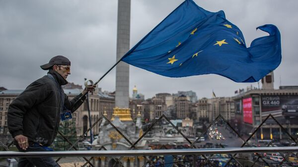 Un participant à la manifestation pour l'eurotintégration de l'Ukraine à Kiev, novembre 2013  - Sputnik Afrique