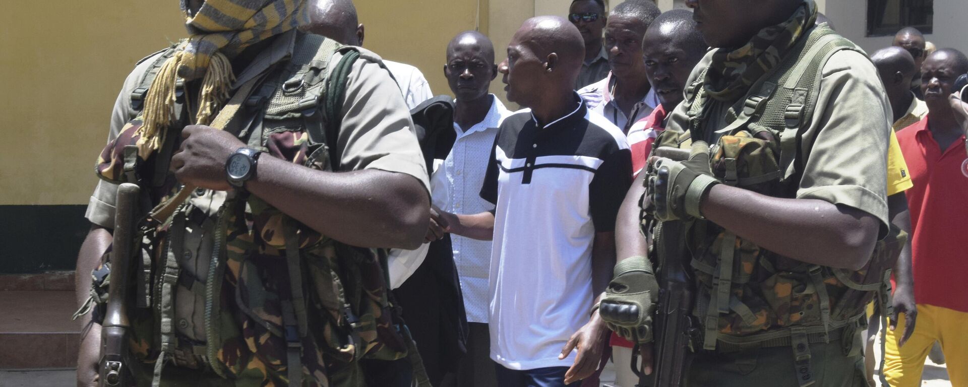 Kenya's Cult preacher Pastor Paul Nthenge Paul Mackenzie, center in a white shirt, of the Good News International church, arrives at the Shanzu Law Courts in Mombasa, Kenya, Monday, Sept. 18, 2023 - Sputnik Africa, 1920, 21.11.2023