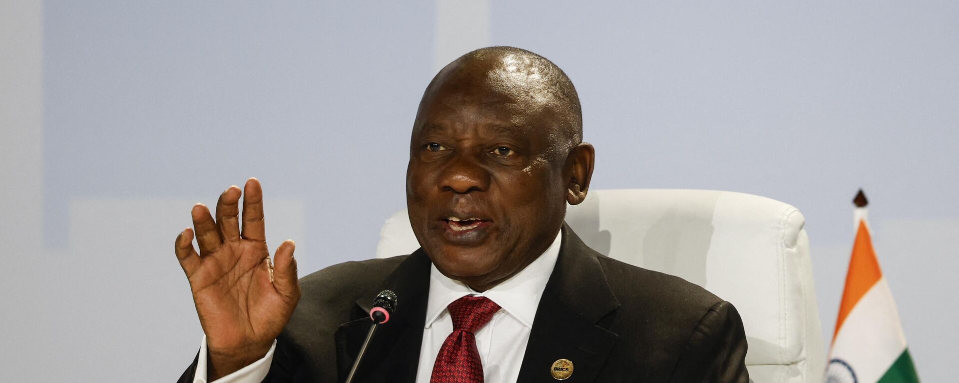 South African President Cyril Ramaphosa gestures during the 2023 BRICS Summit at the Sandton Convention Centre in Johannesburg on August 24, 2023. - Sputnik Africa, 1920, 21.11.2023