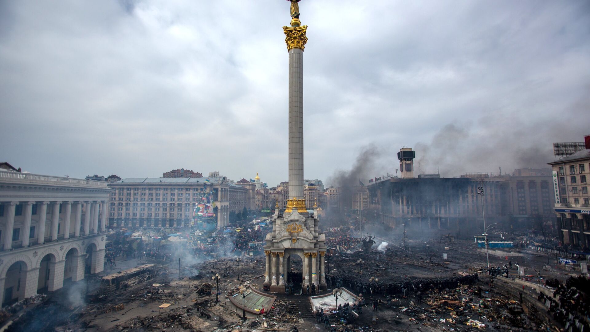 Fire, smoke and protesters on Maidan square in Kiev. February 22, 2014. - Sputnik Africa, 1920, 21.11.2023