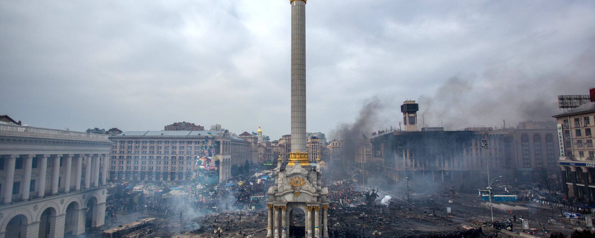 Fire, smoke and protesters on Maidan square in Kiev. February 22, 2014. - Sputnik Africa, 1920, 21.11.2023