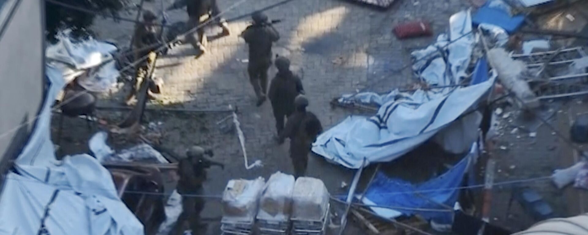 In this image taken from a video released by the Israeli Defense Forces on Wednesday, Nov. 15, 2023, Israeli soldiers walk in the area of Al-Shifa hospital in Gaza City.  - Sputnik Africa, 1920, 21.11.2023