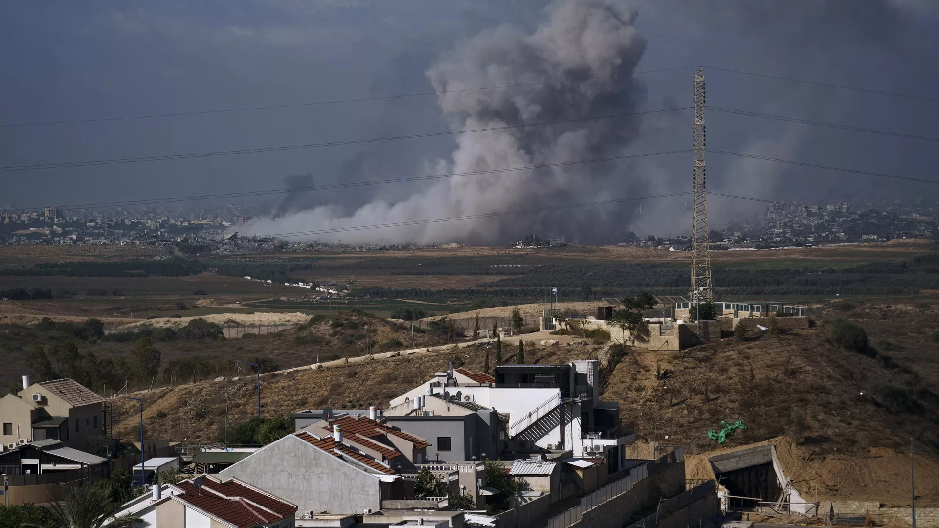 La fumée s'élève après une frappe aérienne israélienne dans la bande de Gaza, vue depuis la ville de Sderot, dans le sud d'Israël. - Sputnik Afrique, 1920, 01.12.2023