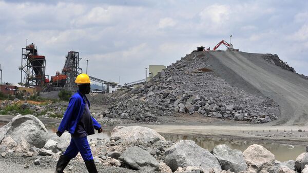 A photograph taken on 28 April 2012 show a worker walking past one of the three crushing circuits at the diamond miner Koidu Holdings plant in Koidu, capital of the diamond-rich Kono district, eastern Sierra Leone, some 250 km east from Freetown. - Sputnik Africa