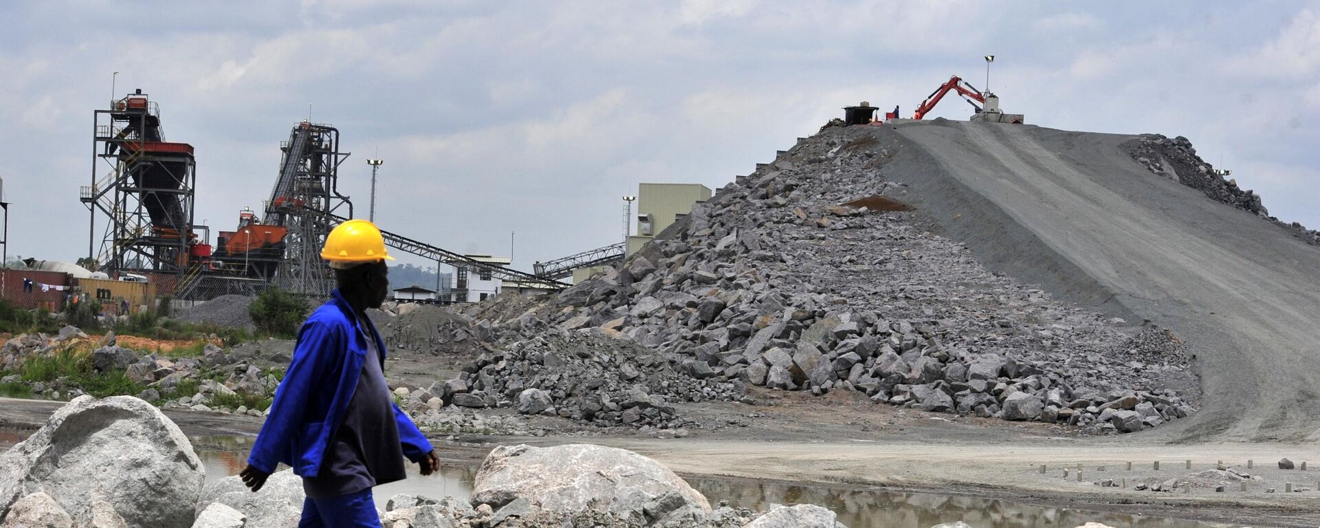A photograph taken on 28 April 2012 show a worker walking past one of the three crushing circuits at the diamond miner Koidu Holdings plant in Koidu, capital of the diamond-rich Kono district, eastern Sierra Leone, some 250 km east from Freetown. - Sputnik Africa, 1920, 22.11.2023