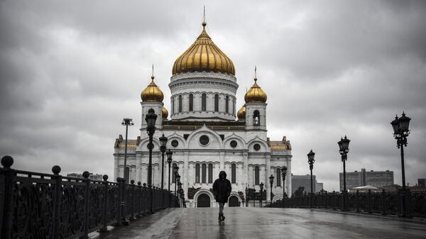 A woman walks in front of Christ-the-Savior cathedral in central, the main Russian Orthodox church in central Moscow, on June 2, 2020, amid the outbreak of COVID-19, caused by the novel coronavirus, as Moscow authorities started opening churches, mosques and synagogues. - Sputnik Africa
