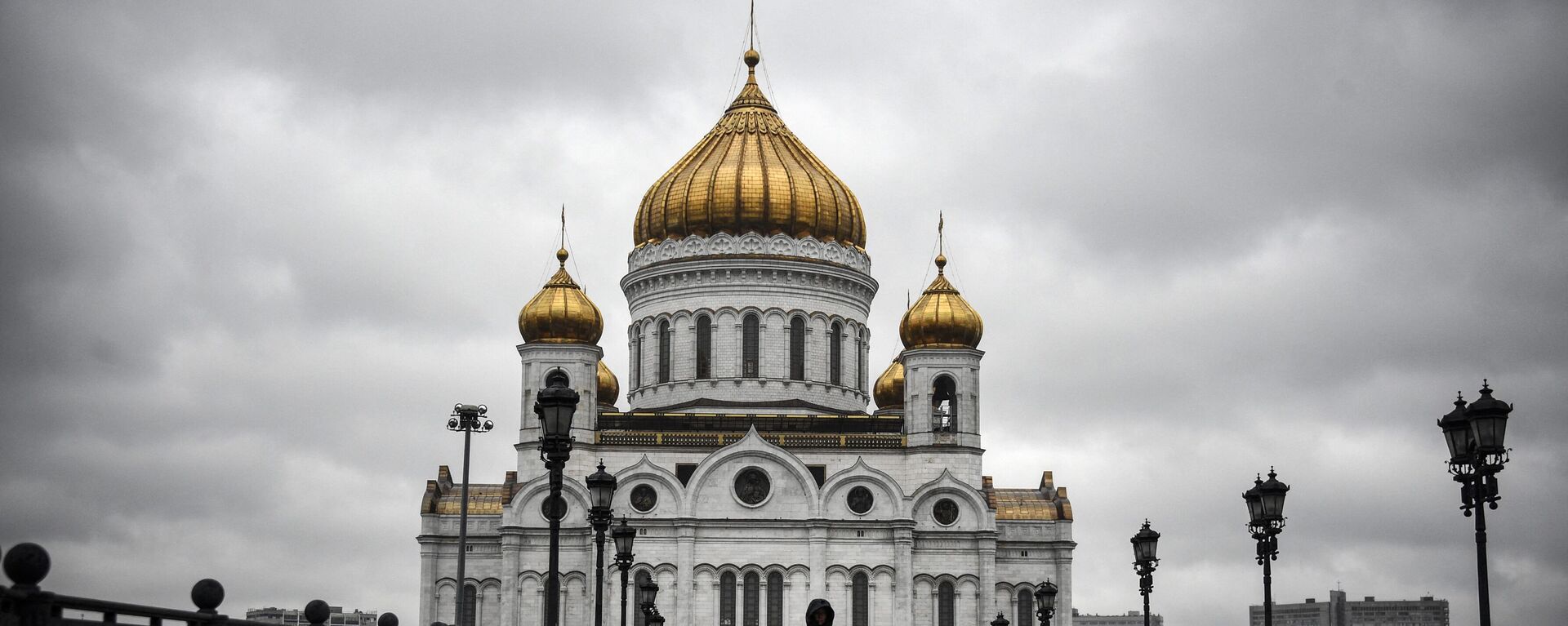 A woman walks in front of Christ-the-Savior cathedral in central, the main Russian Orthodox church in central Moscow, on June 2, 2020, amid the outbreak of COVID-19, caused by the novel coronavirus, as Moscow authorities started opening churches, mosques and synagogues. - Sputnik Africa, 1920, 22.11.2023