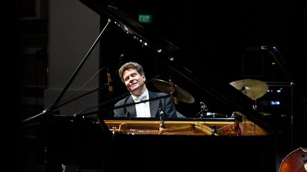 Le pianiste russe Denis Matsouïev au Théâtre Capitol, le 21 novembre 2023, à Singapour - Sputnik Afrique