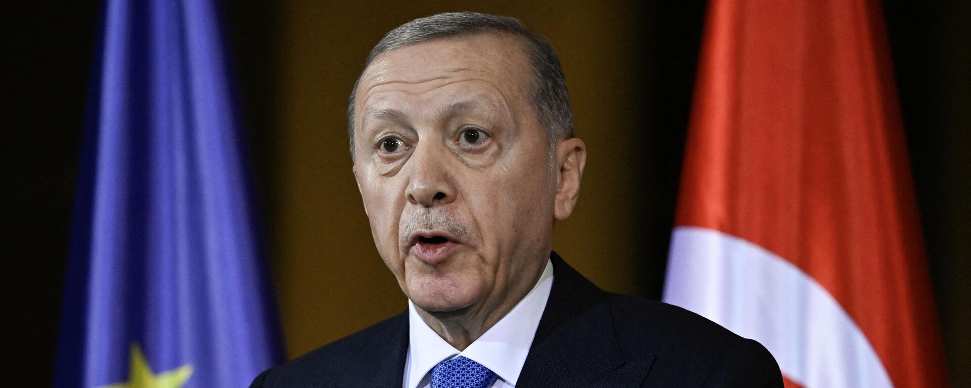 Turkish President Recep Tayyip Erdogan speaks next to the European (L) and the Turkish flag during a joint press conference with the German Chancellor (unseen) before talks at the Chancellery in Berlin on November 17, 2023. - Sputnik Africa, 1920, 05.07.2024