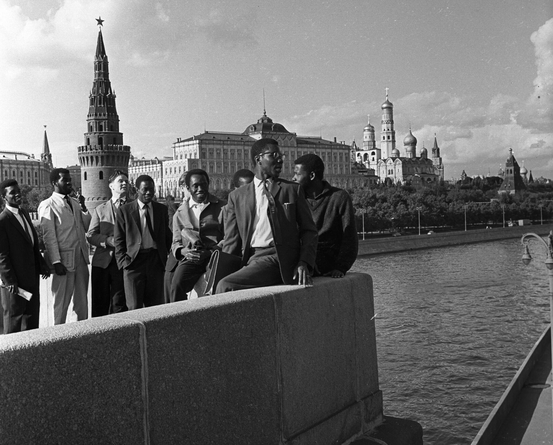 A group of students of the Patrice Lumumba Peoples' Friendship University from Sierra Leone on the embankment near the Moscow Kremlin, 1963 year - Sputnik Africa, 1920, 22.11.2023