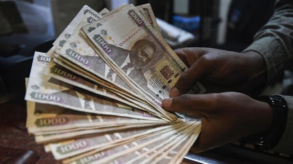 A currency dealer counts Kenyan shillings at a money exchange bureau on September 19, 2018 in the Kenyan capital Nairobi.  - Sputnik Africa