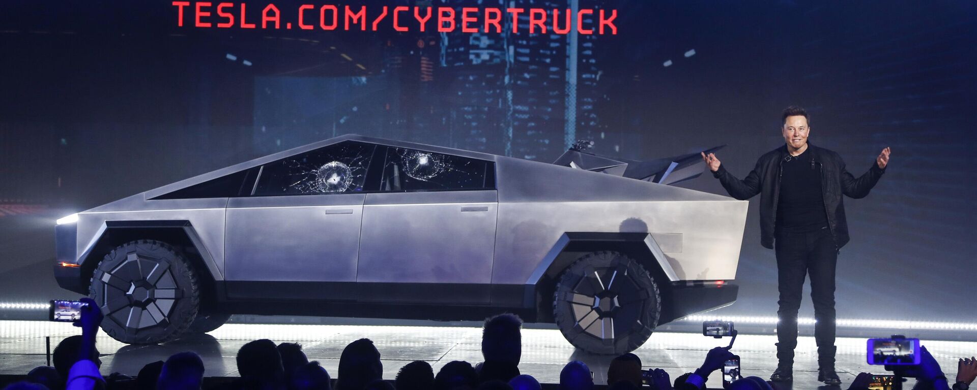 Tesla CEO Elon Musk introduces the Cybertruck at Tesla's design studio Thursday, Nov. 21, 2019, in Hawthorne, Calif. Musk is taking on the workhorse heavy pickup truck market with his latest electric vehicle.  - Sputnik Africa, 1920, 23.11.2023
