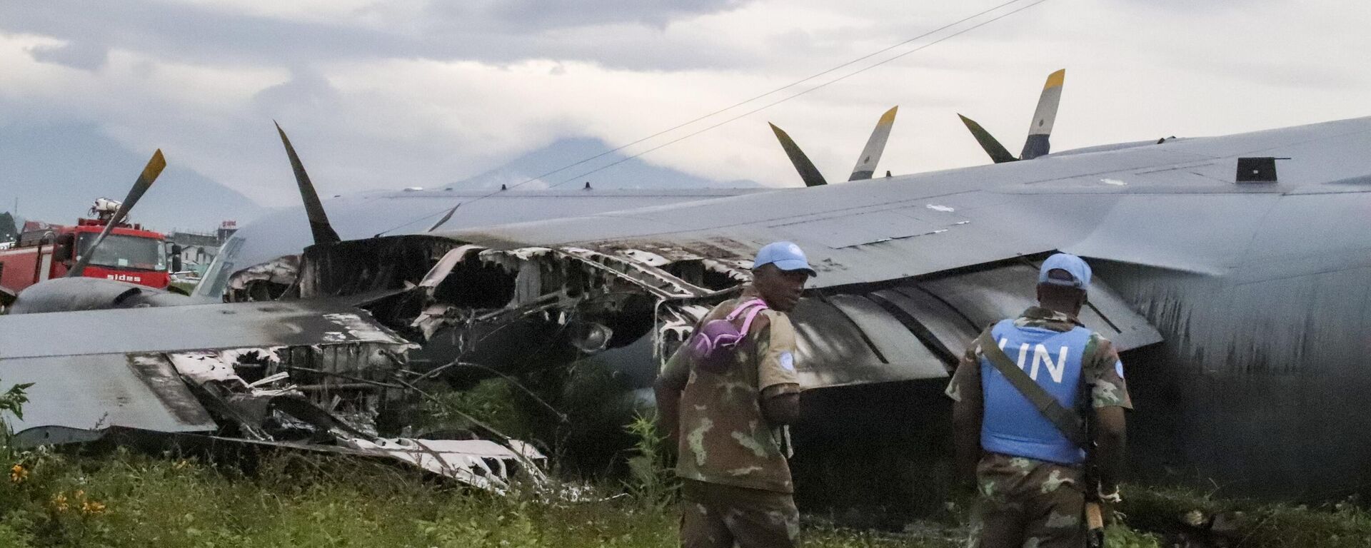 United Nations personnel attend the scene where a South African air force plane crash-landed and caught fire at the airport in Goma, eastern Congo Thursday, Jan. 9, 2020. - Sputnik Africa, 1920, 23.11.2023