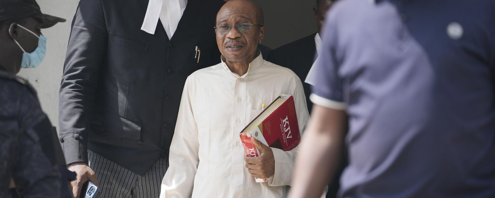 Godwin Emefiele, suspended Central Bank governor, leaves after a court hearing at the Federal High Court in Lagos Nigeria - Sputnik Africa, 1920, 23.11.2023