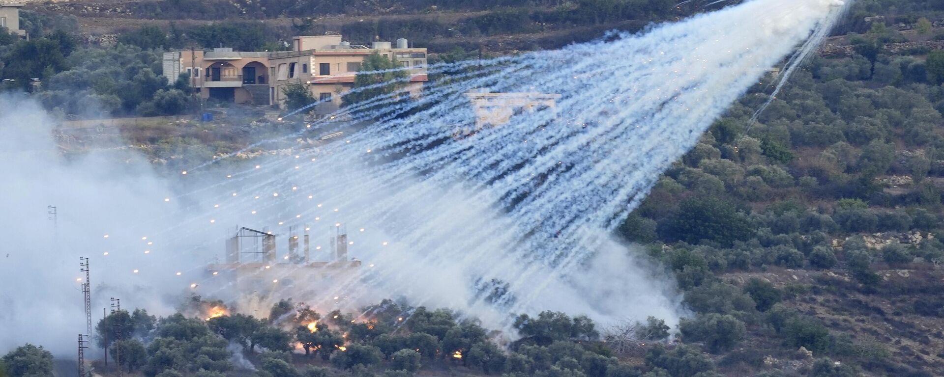 A shell that appears to be white phosphorus from Israeli artillery explodes over a house in al-Bustan, a Lebanese border village with Israel, south Lebanon, on Oct. 15, 2023. - Sputnik Africa, 1920, 23.11.2023