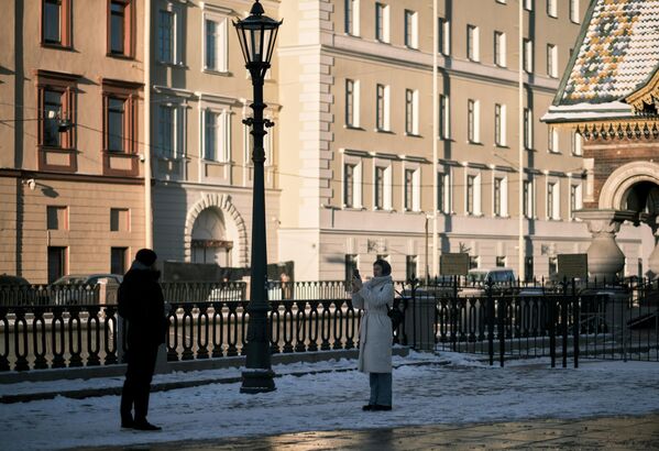 People take pictures on the embankment of the Griboyedov Canal in St. Petersburg. - Sputnik Africa