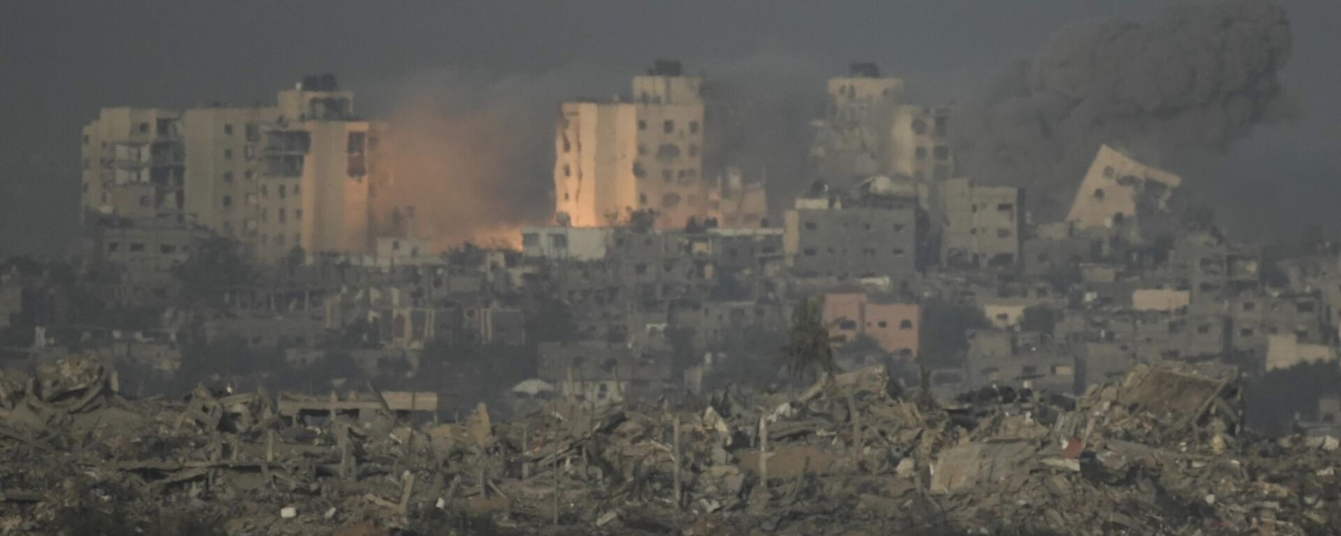An explosion is seen following an Israeli airstrike in the Gaza Strip, as seen from southern Israel, Thursday, Nov. 23, 2023.  - Sputnik Africa, 1920, 23.11.2023