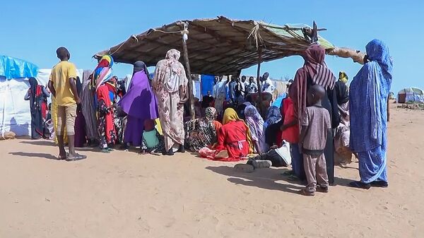 Sudanese refugees gather outside a field hospital in Acre, Chad - Sputnik Africa