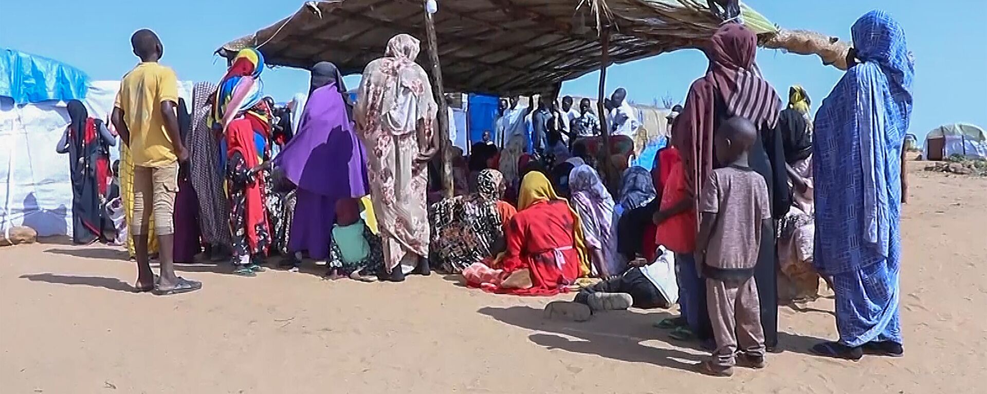 Sudanese refugees gather outside a field hospital in Acre, Chad - Sputnik Africa, 1920, 23.11.2023