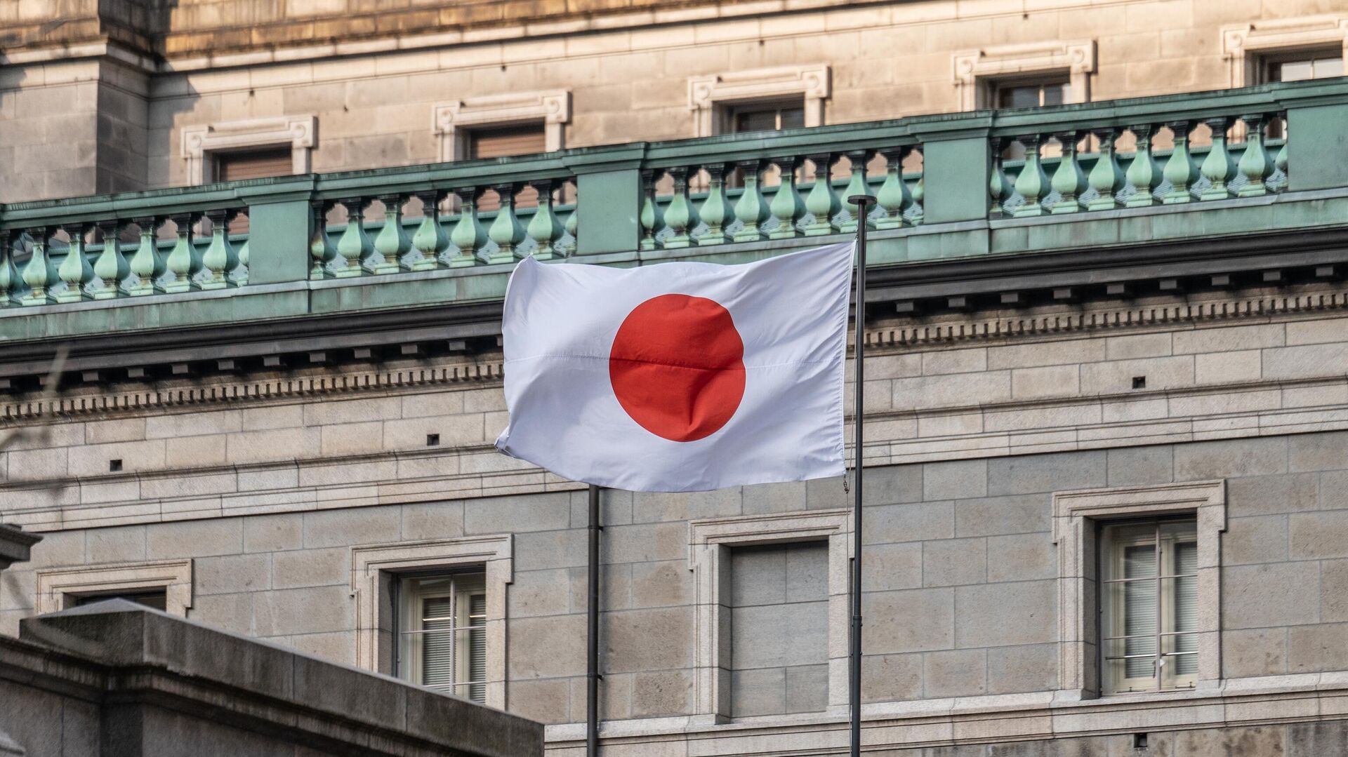The Japanese national flag is seen at the Bank of Japan (BoJ) headquarters in Tokyo on April 3, 2023.  - Sputnik Africa, 1920, 24.11.2023
