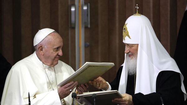 Pope Francis (L) and the head of the Russian Orthodox Church, Patriarch Kirill exchange documents during a historic meeting in Havana on February 12, 2016. - Sputnik Africa