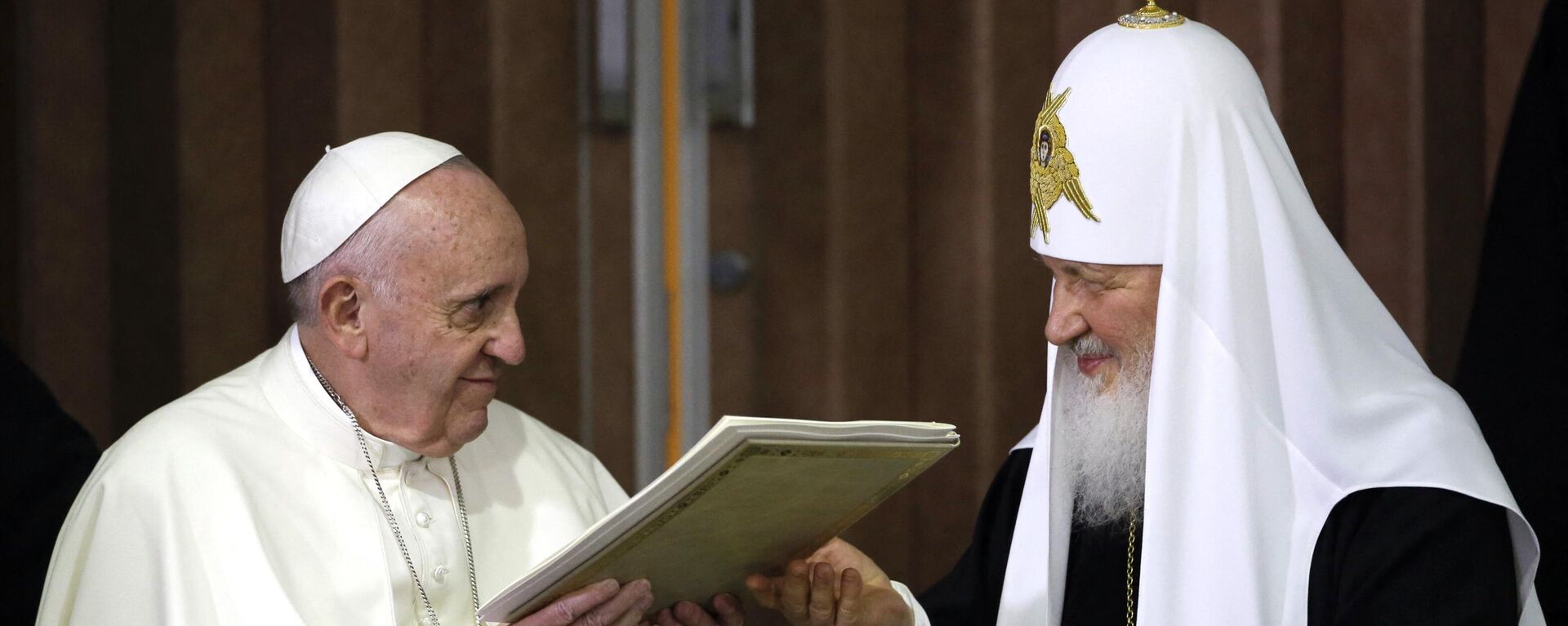Pope Francis (L) and the head of the Russian Orthodox Church, Patriarch Kirill exchange documents during a historic meeting in Havana on February 12, 2016. - Sputnik Africa, 1920, 24.11.2023