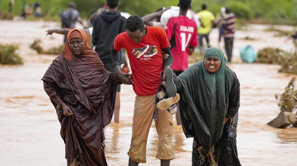 Residents cross a road damaged by El Niño rains in Tula, Tana River county in Kenya - Sputnik Africa