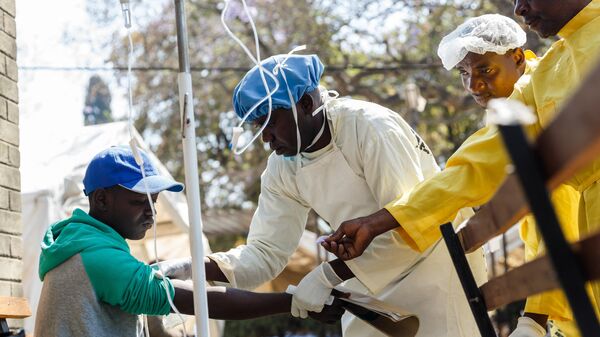A nurse takes care of a cholera patient during a visit of Zimbabwe Minister of Health, at the cholera treatment centre of the Beatrice Infectious Diseases Hospital, in Harare, on September 11, 2018. - Sputnik Africa