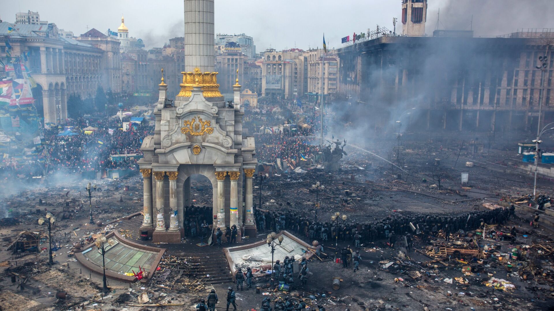 Police officers and opposition supporters are seen on Maidan Nezalezhnosti square in Kiev, where clashes began between protesters and the police. - Sputnik Africa, 1920, 26.11.2023