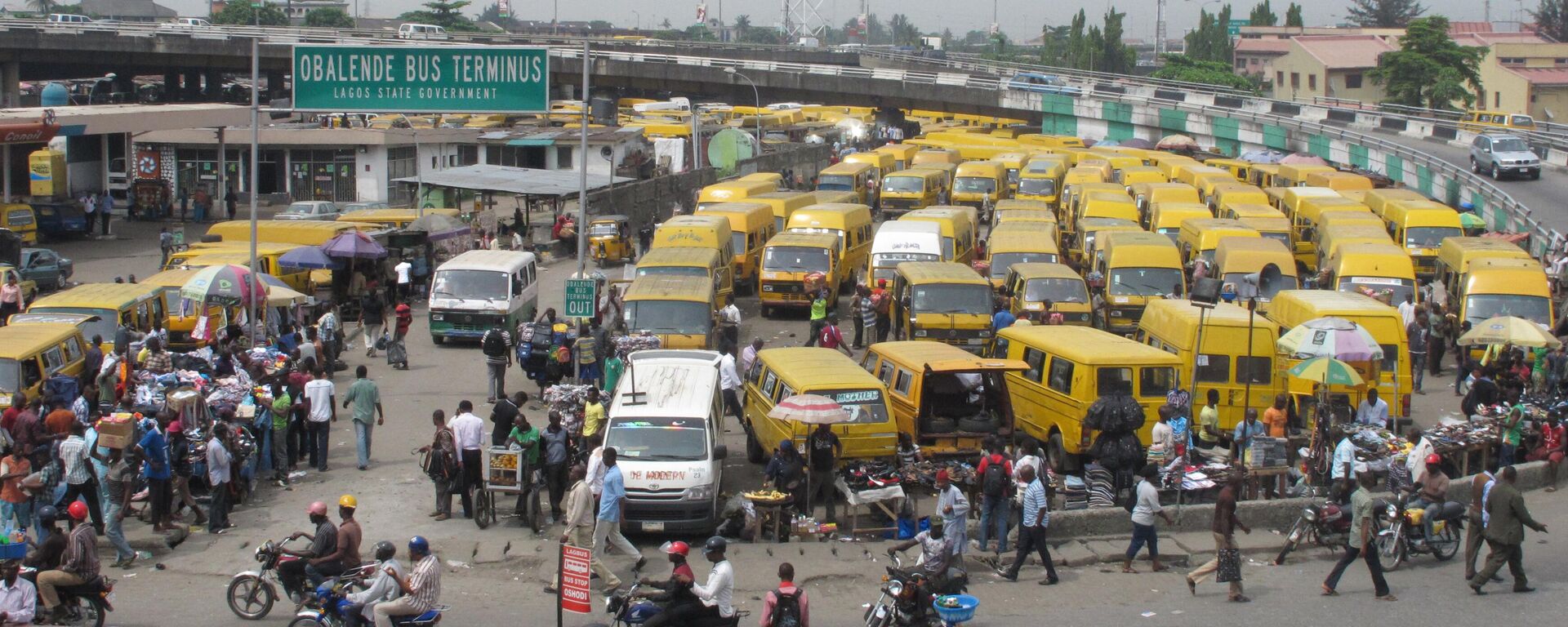 People throng around the Obalende Bus Terminus, where market stall holders try to sell good to the traveling public,  in Lagos, Nigeria, Wednesday, Nov. 16, 2011. - Sputnik Africa, 1920, 26.11.2023